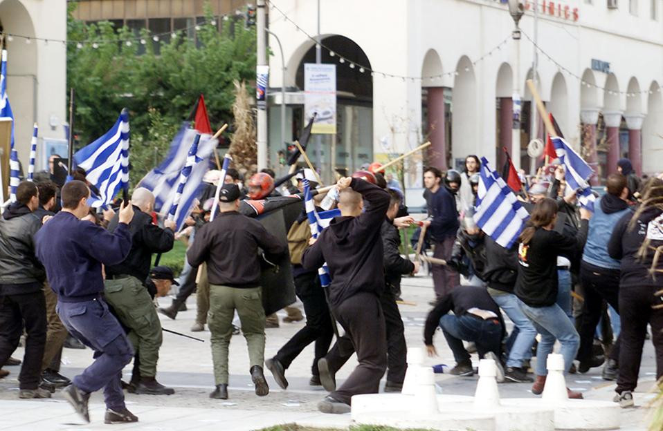 Ξύλο μεταξύ εθνικιστών και αναρχοκομμουνιστών στη Σαλαμίνα – 6 προσαγωγές